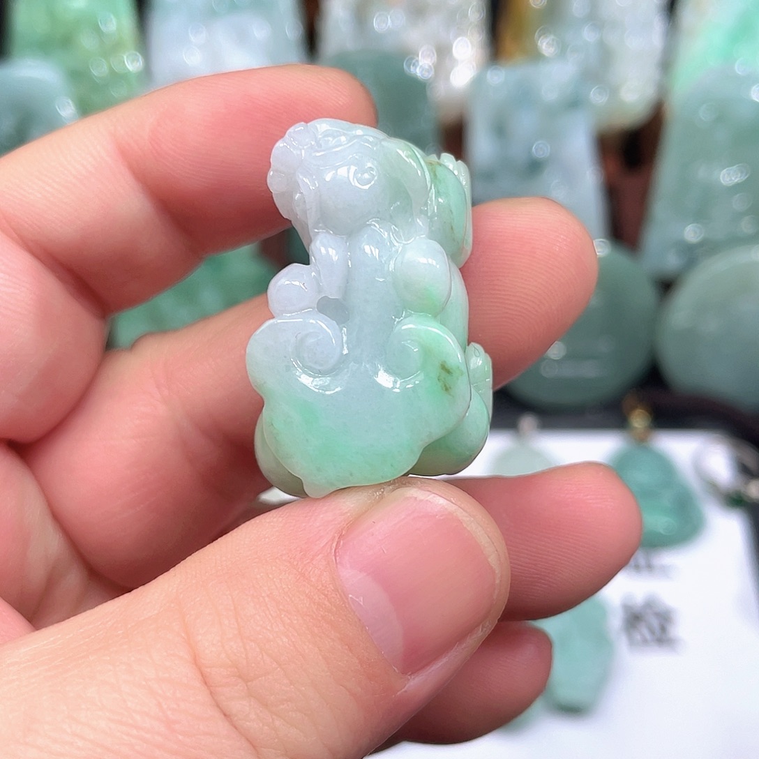 翡翠未镶嵌颈饰貔貅