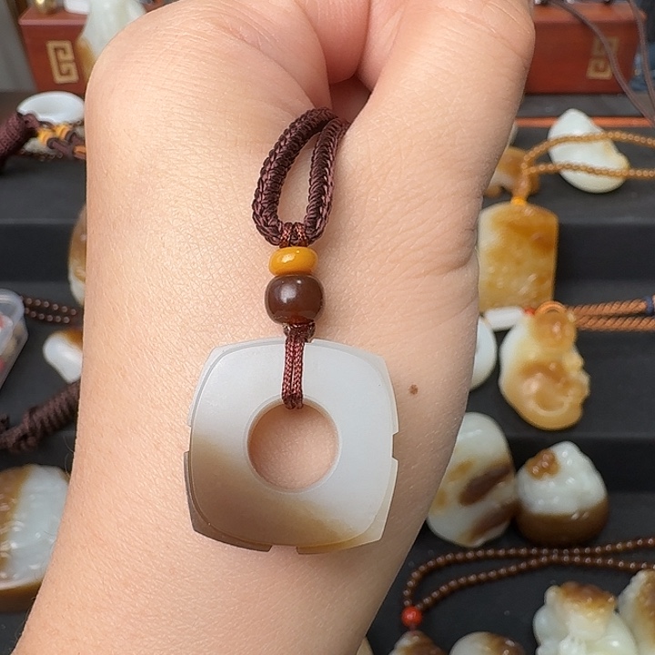 小***C和田玉（糖玉）未镶嵌吊坠(不含链)且末金山糖白平安扣