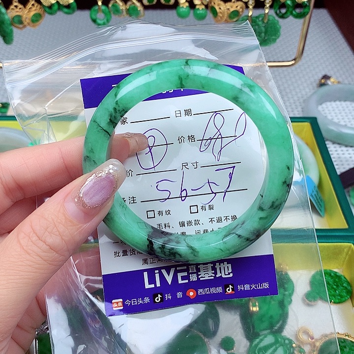 翡翠手镯未镶嵌翡翠