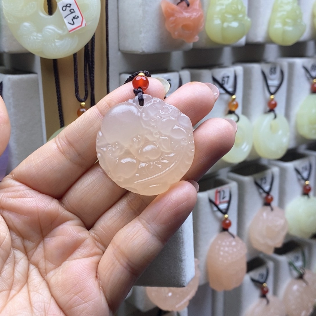 颈饰未镶嵌石英质玉（金丝玉）米***?