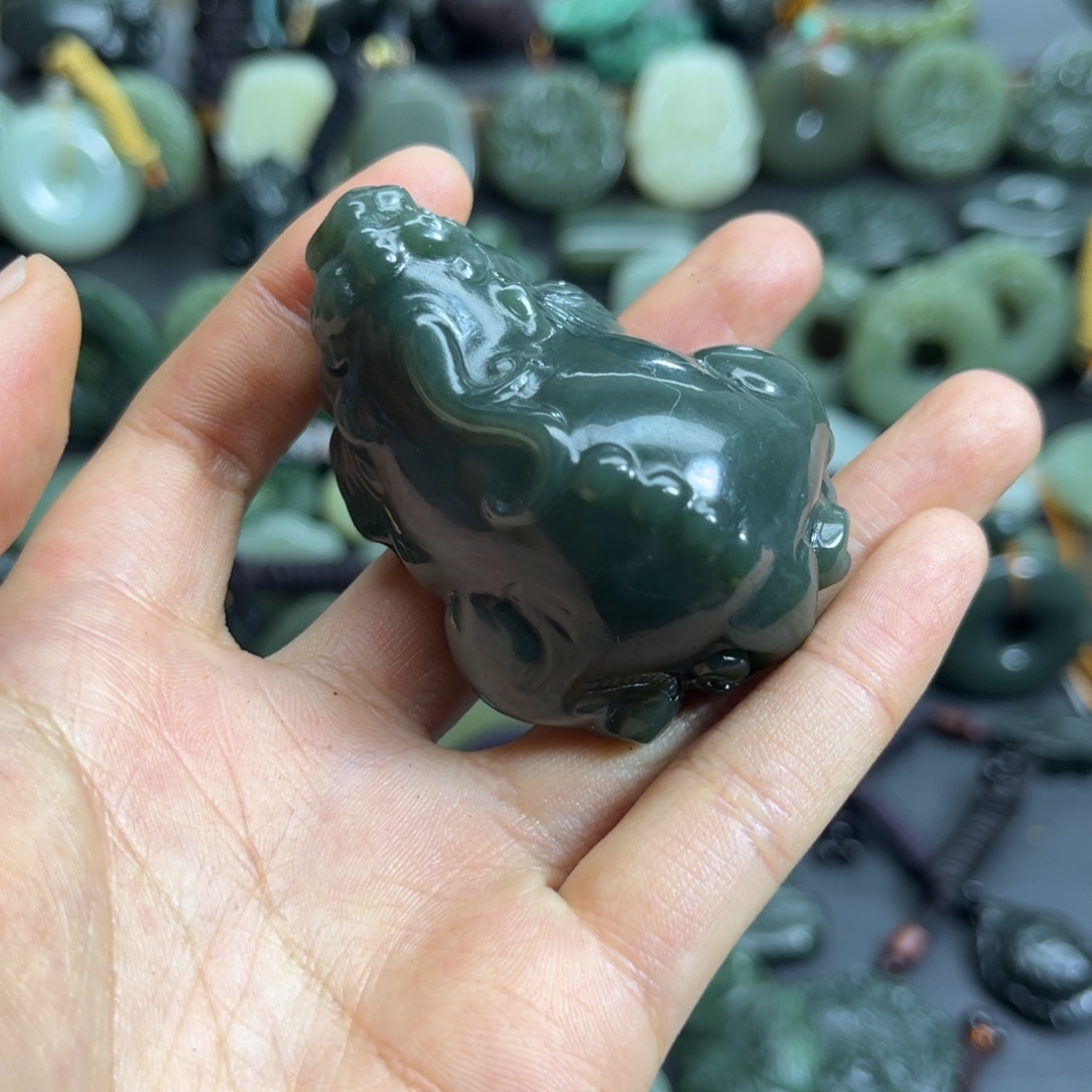 和田玉未镶嵌颈饰有裂