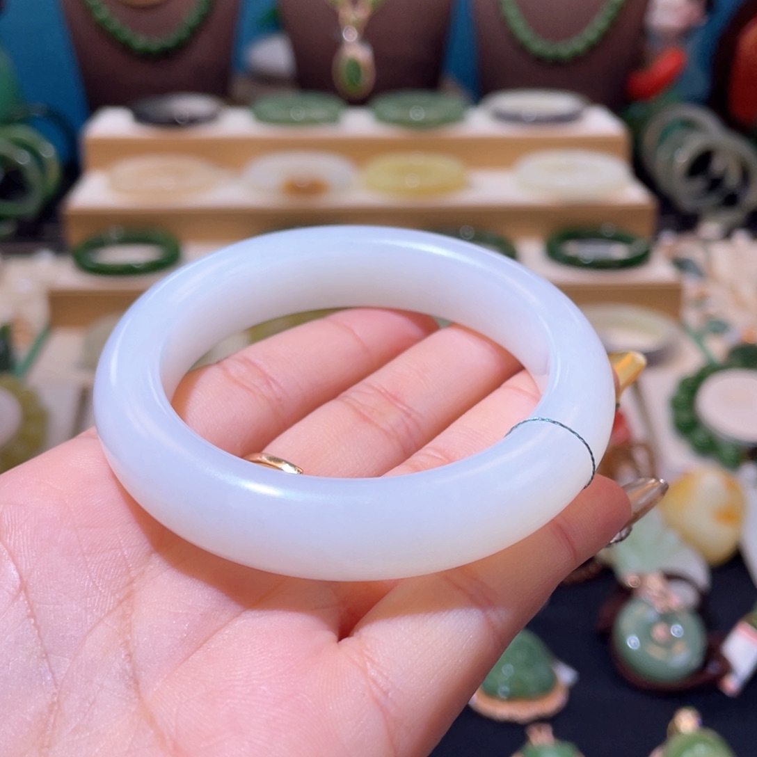 和田玉收藏级白玉手镯54+未镶嵌豌****）