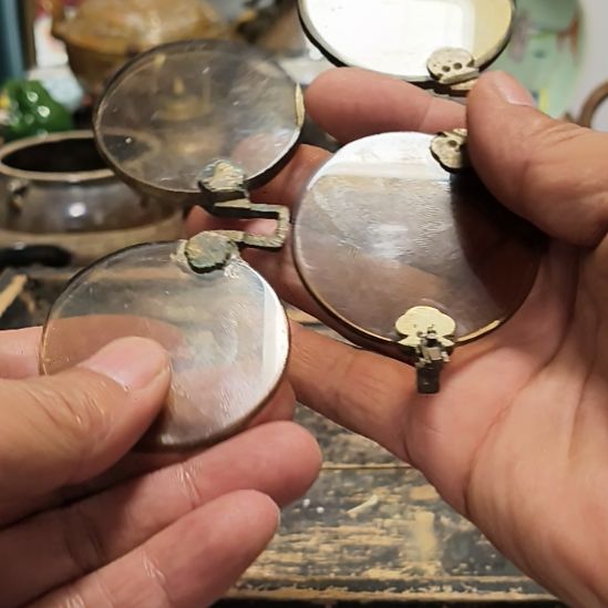 西***事两个没有腿的眼镜