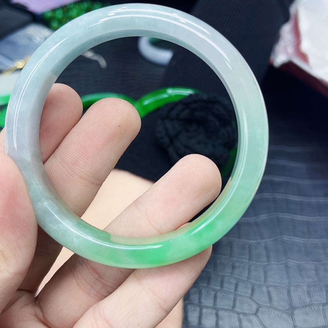 翡翠手镯未镶嵌多样性