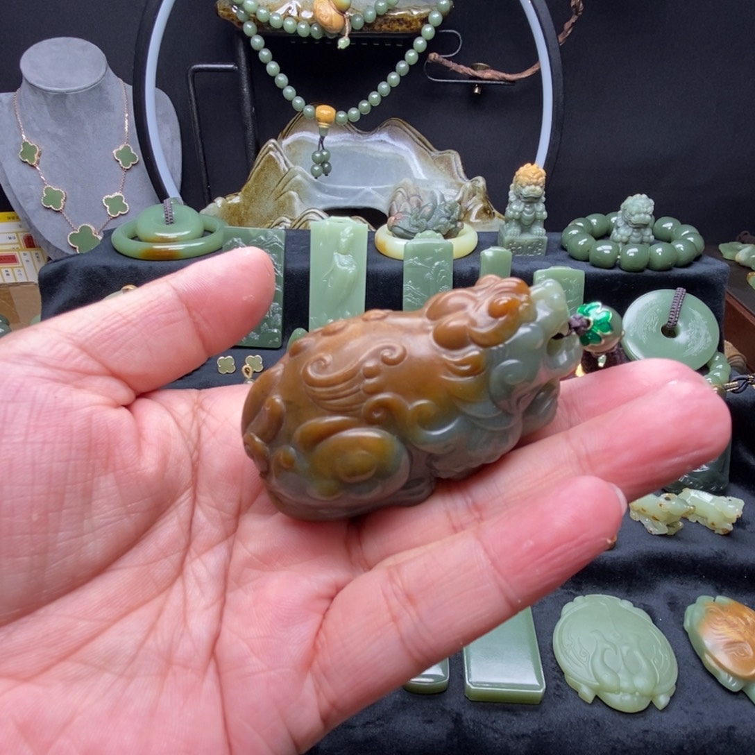 未镶嵌岫岩河磨玉（透闪石质玉）挂件