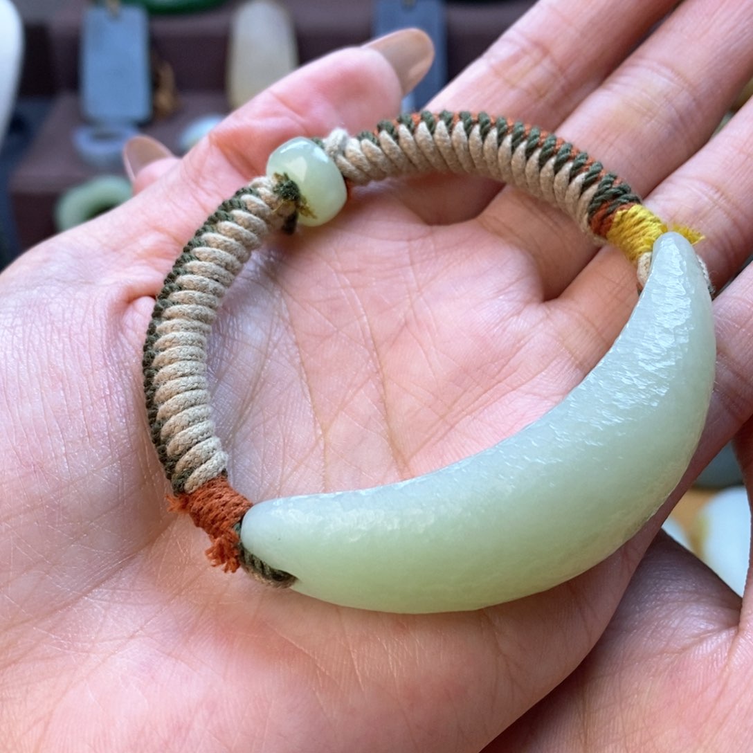 和田玉颈饰未镶嵌陈**?