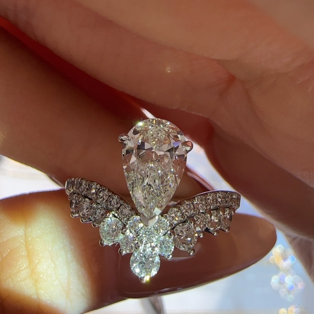 铂Pt950镶嵌实验室培育钻石1卡皇冠水滴