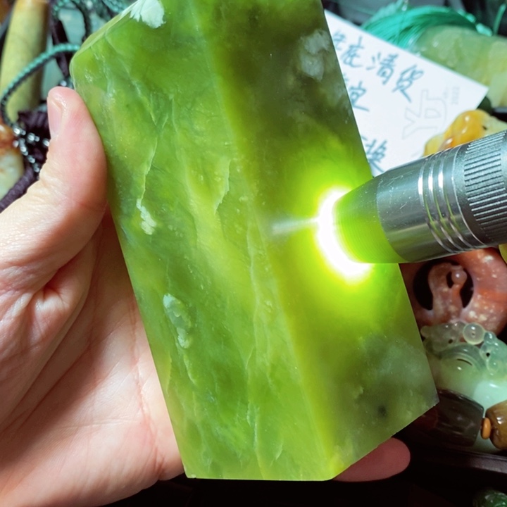 透闪石质玉颈饰未镶嵌