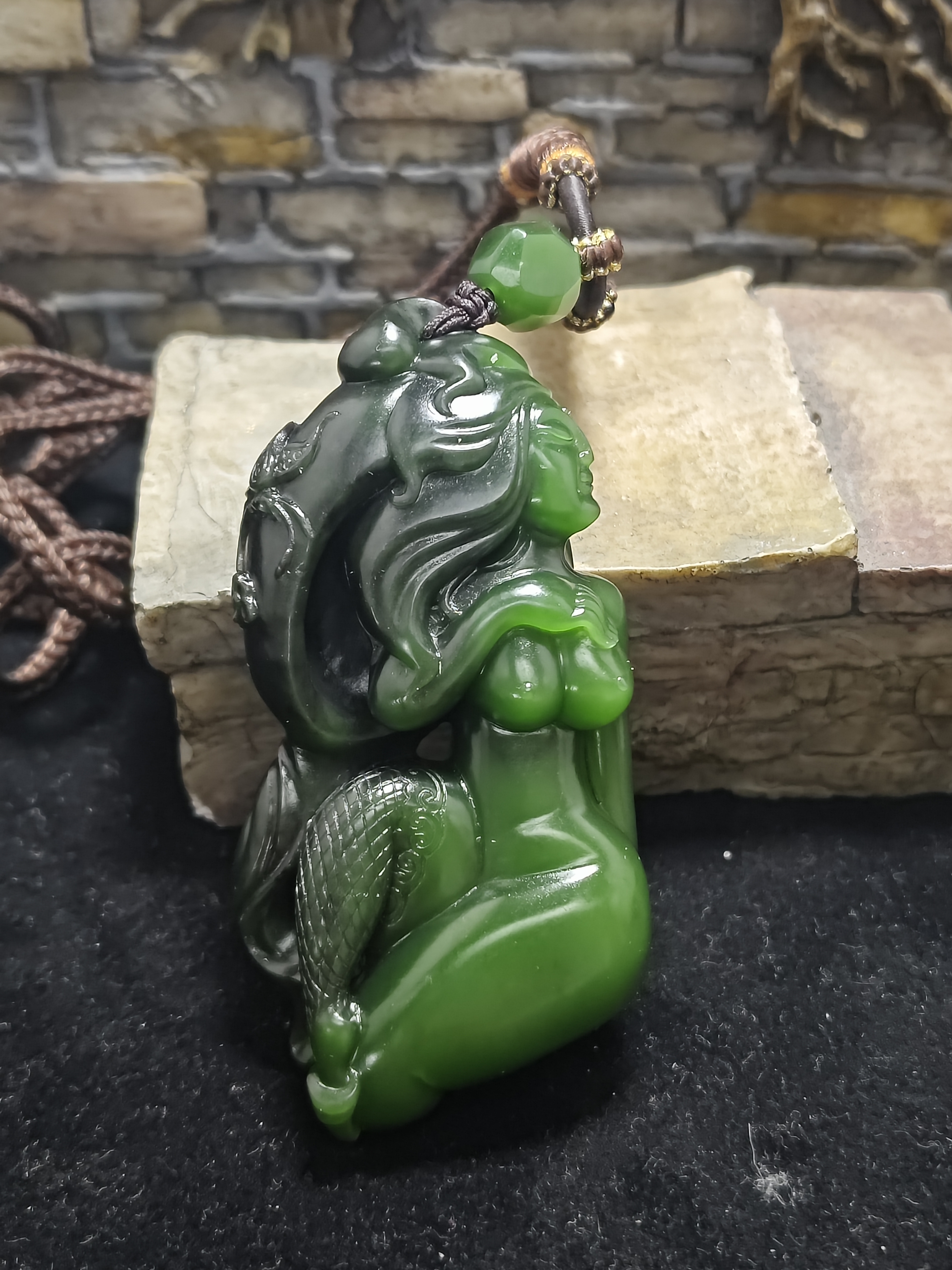 和田玉俄罗斯碧玉七号矿红皮俏色巧雕《遇贵人》