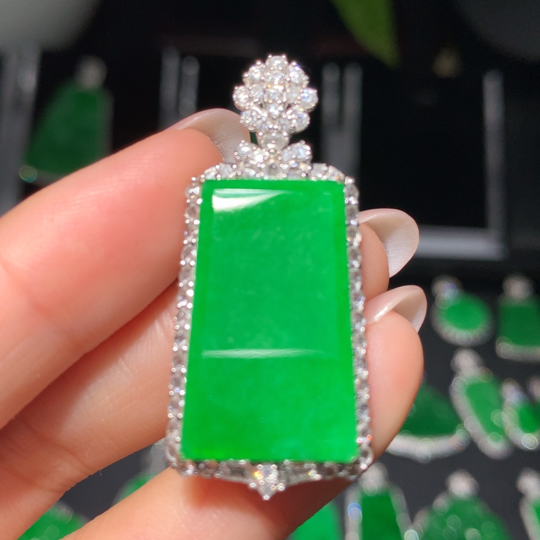 翡翠18K金镶嵌颈饰翡翠