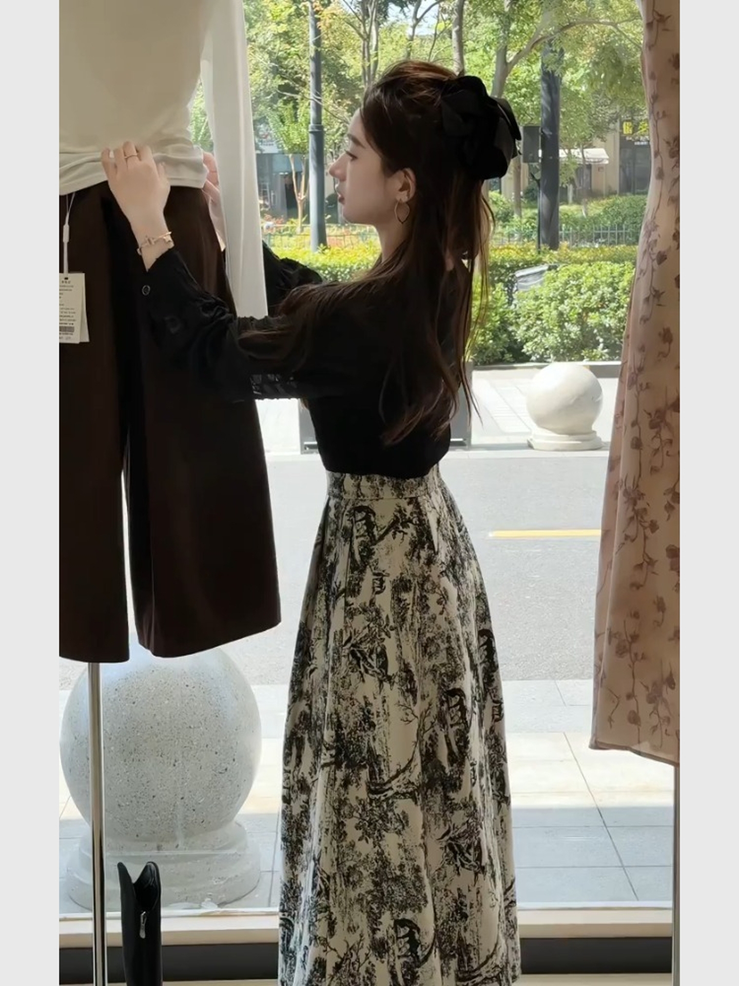 2025早秋时尚新款穿搭小香风设计感黑色上衣复古印花半身裙套装女