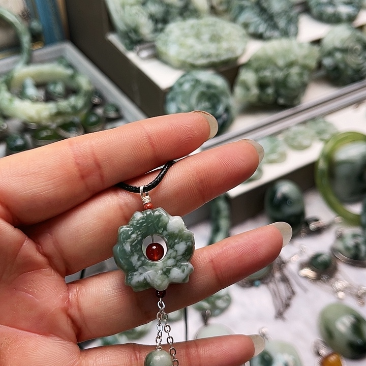 透闪石-蛇纹石玉颈饰未镶嵌