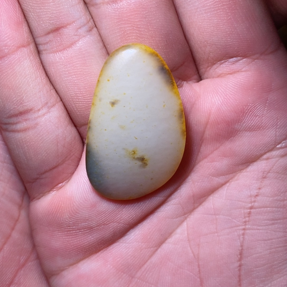 颈饰未镶嵌和田玉阿*?