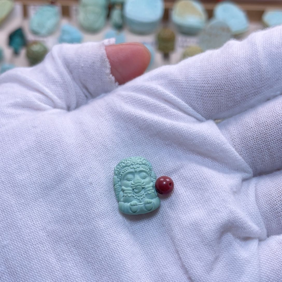南红玛瑙配饰未镶嵌?