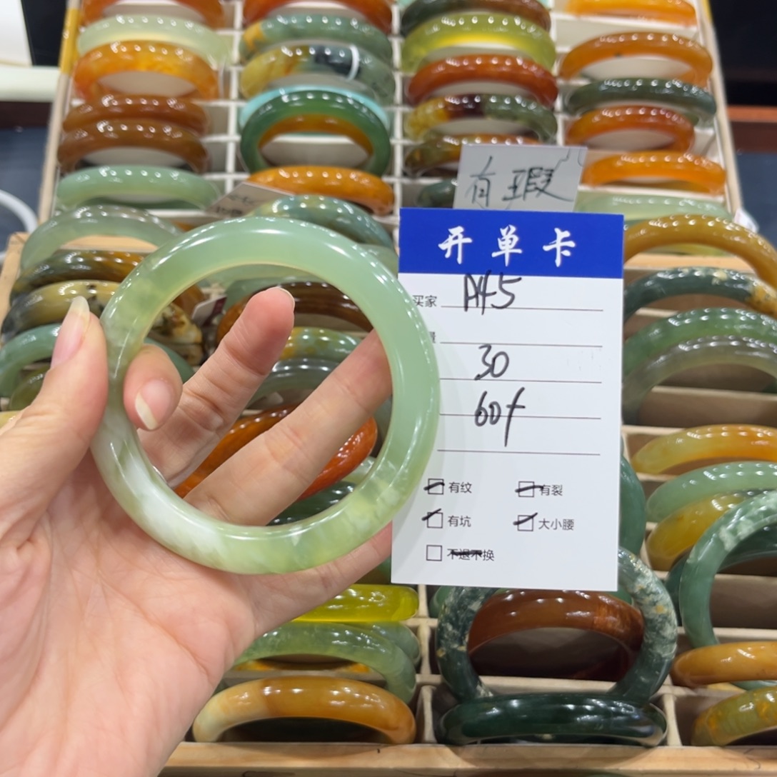 晓***琳蛇纹石玉未镶嵌手镯