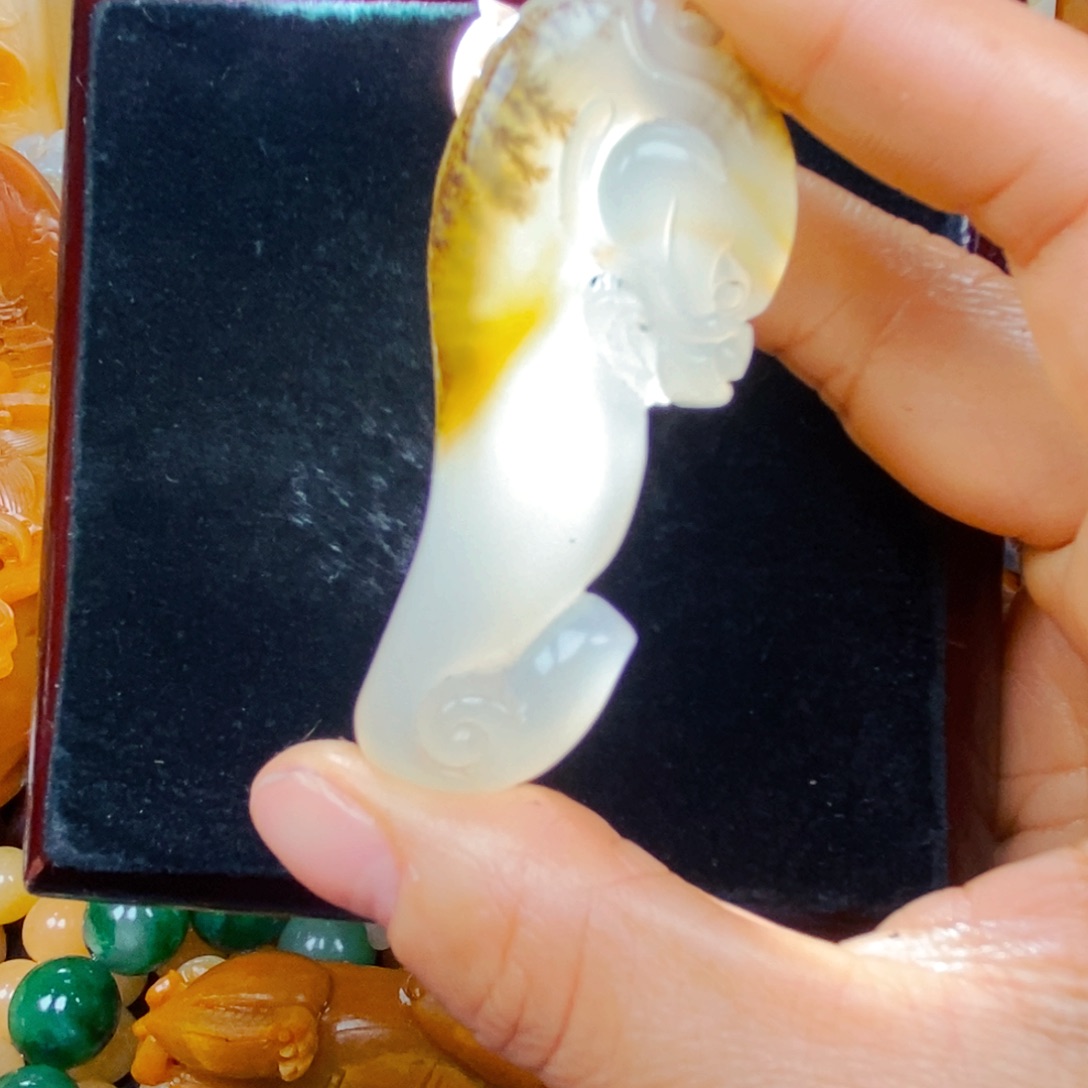 石英质玉（黄龙玉）颈饰未镶嵌