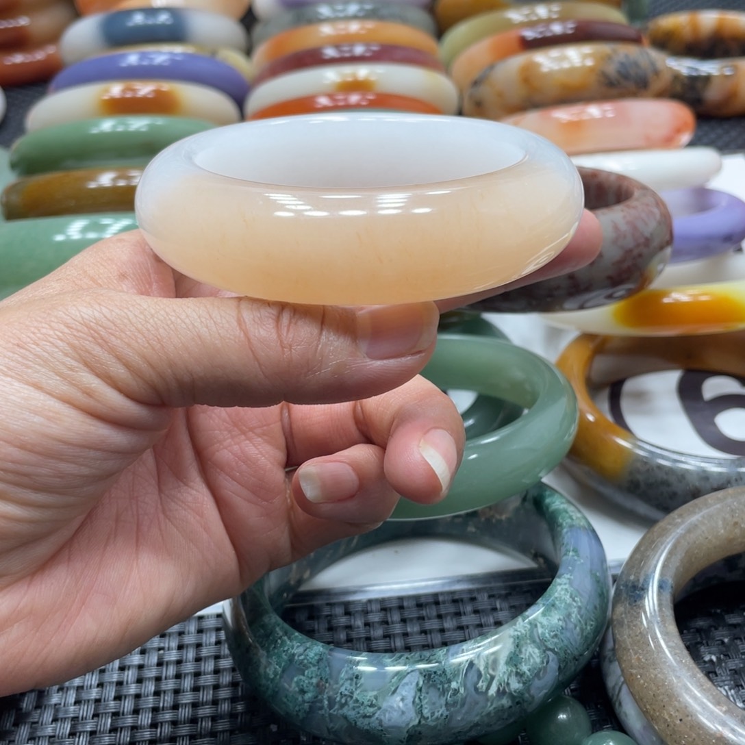 石英岩玉未镶嵌手镯