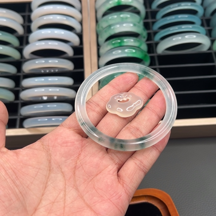 石英质玉未镶嵌手镯