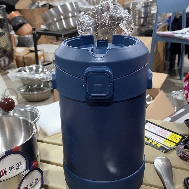 保温饭桶瑕疵。   