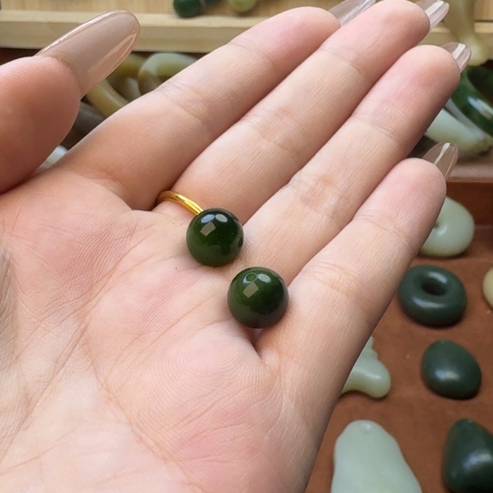 彳***°和田玉未镶嵌颈饰