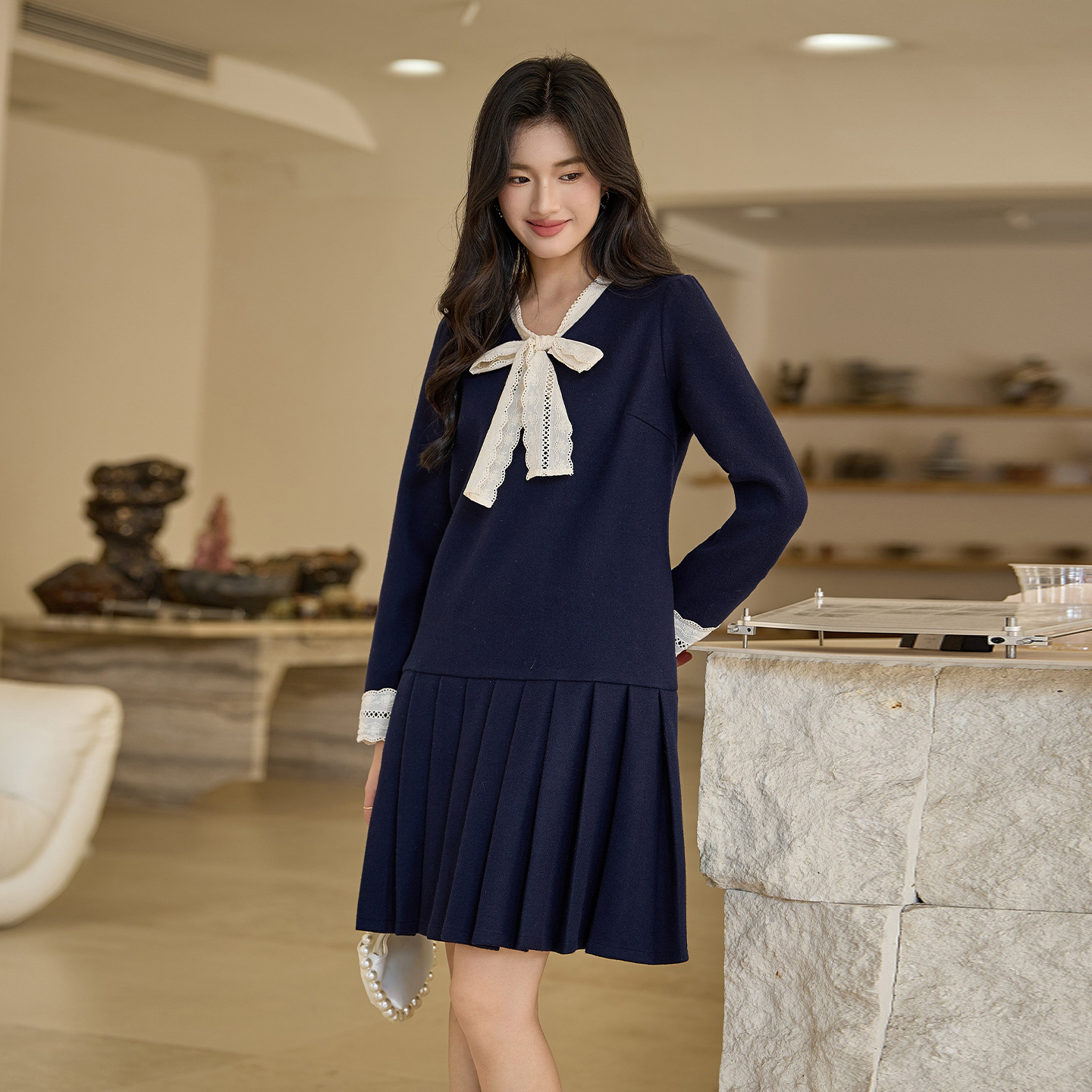 奢姿大码女装2025冬季新款显瘦时尚气质小香风蕾丝设计百褶连衣裙