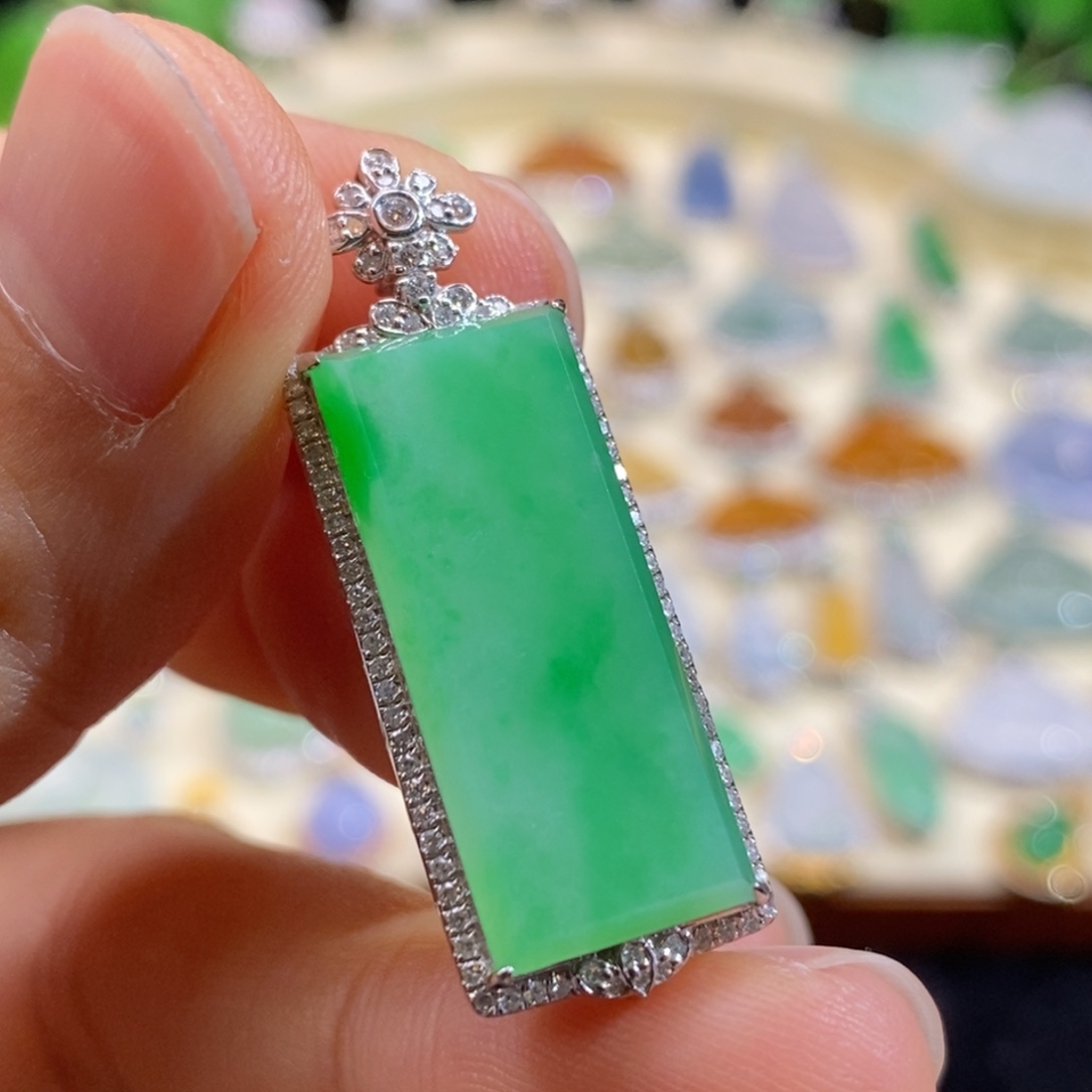 翡翠18K金镶嵌颈饰