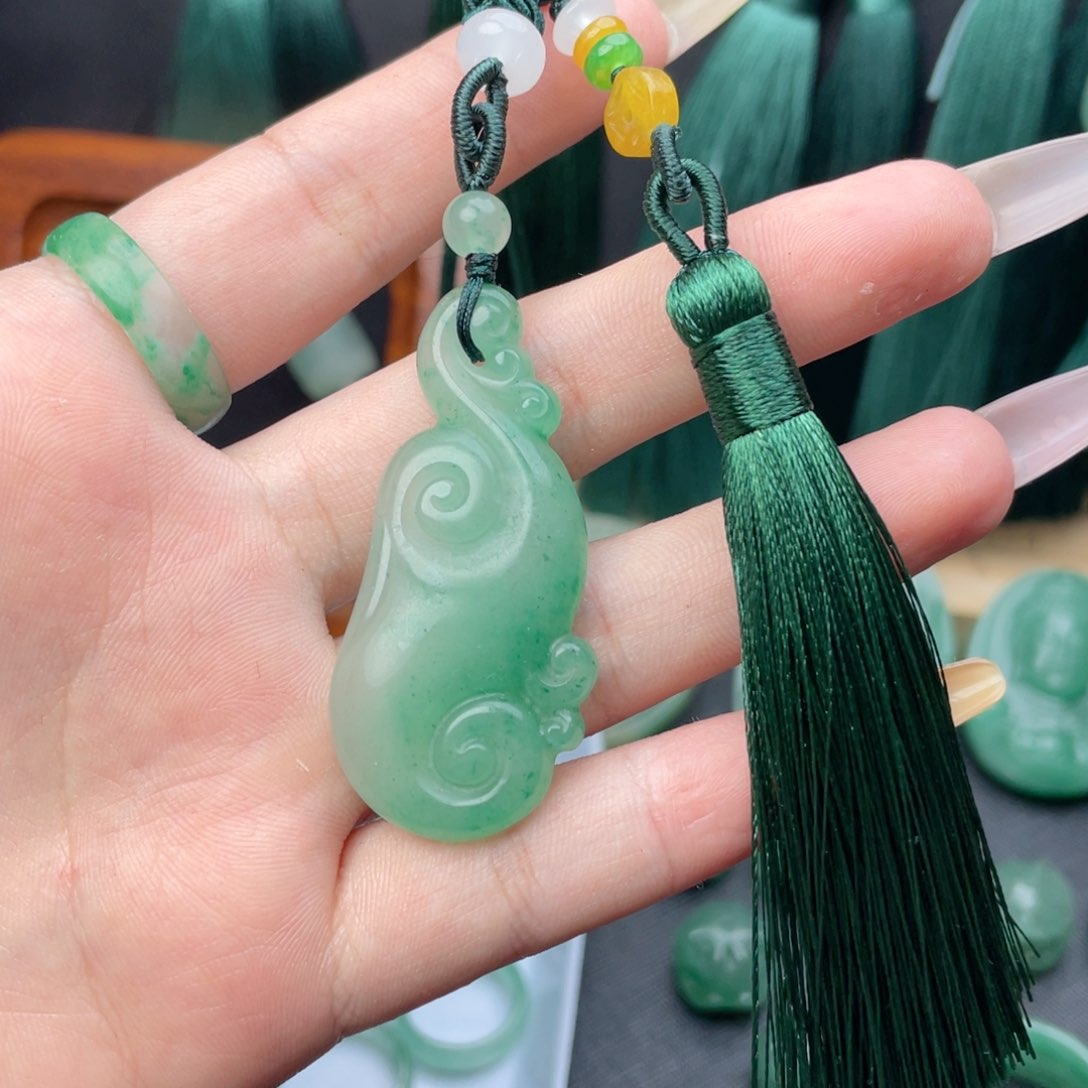 石英质玉未镶嵌颈饰