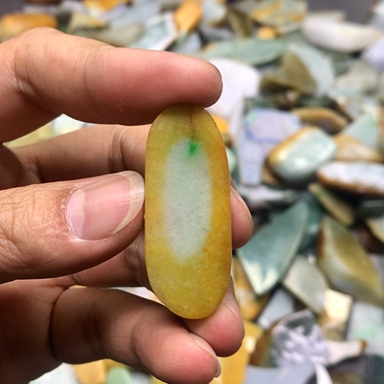 翡翠耳饰未镶嵌翡翠