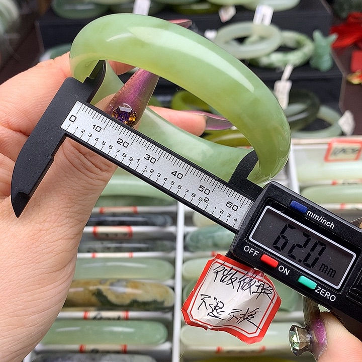 蛇纹石玉手镯未镶嵌998