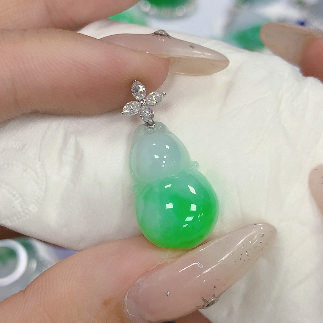 颈饰18K金镶嵌翡翠