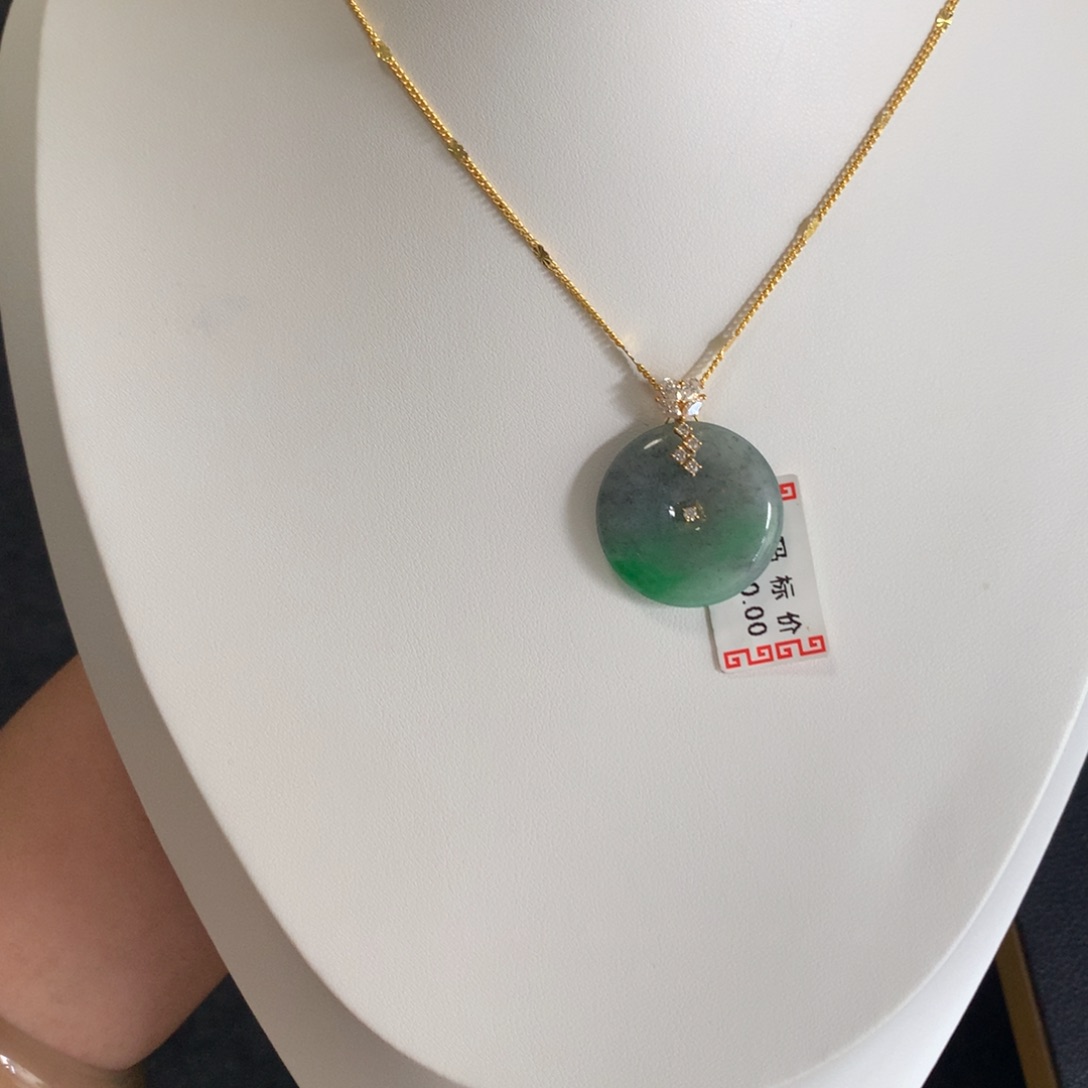 颈饰18K金镶嵌翡翠