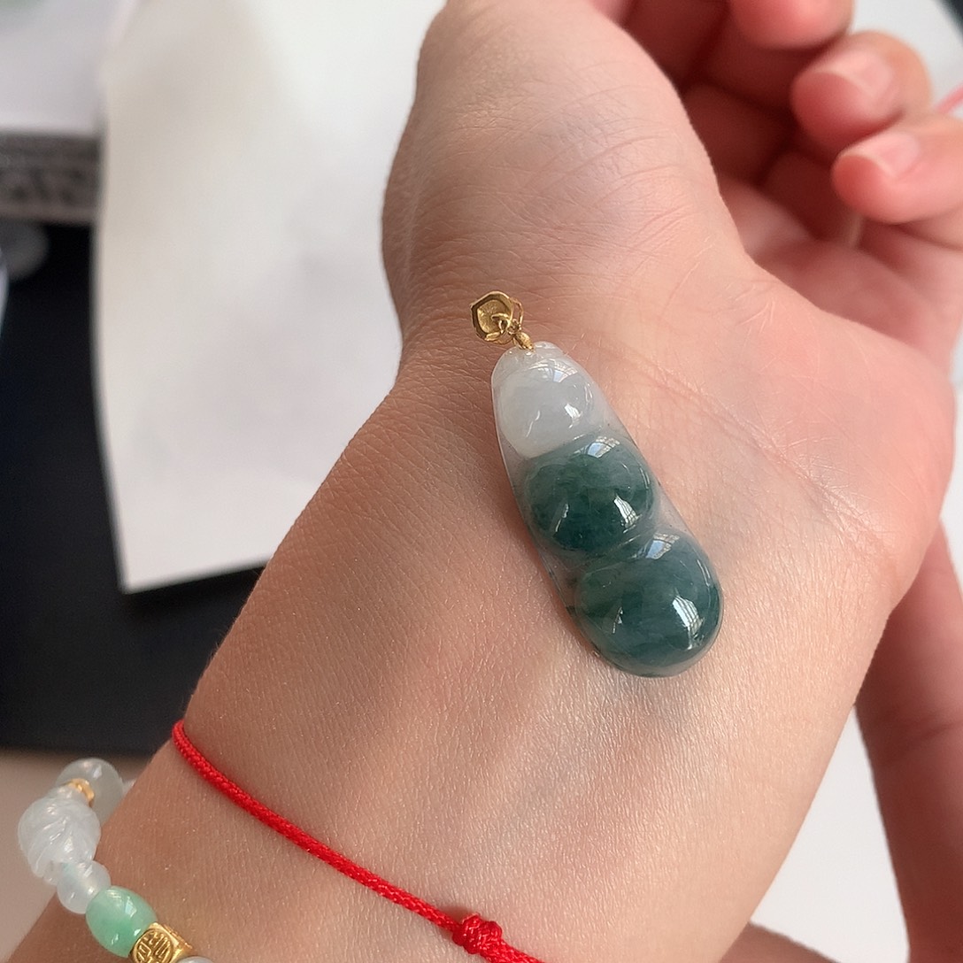 翡翠18K金镶嵌颈饰豆子