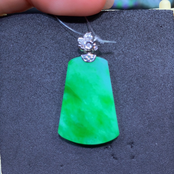 翡翠18K金镶嵌颈饰翡翠