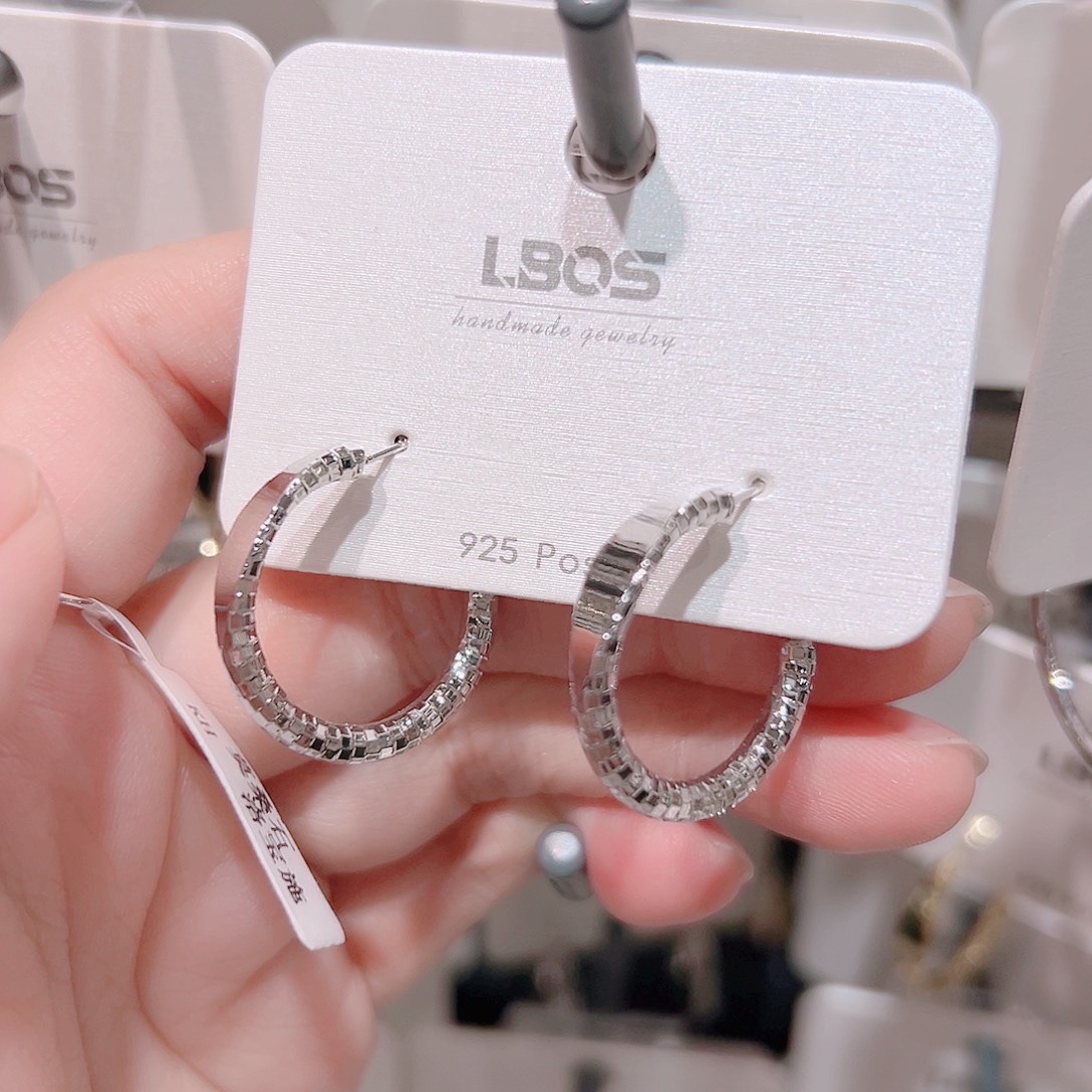 锆石纯铜合金耳环的颜色