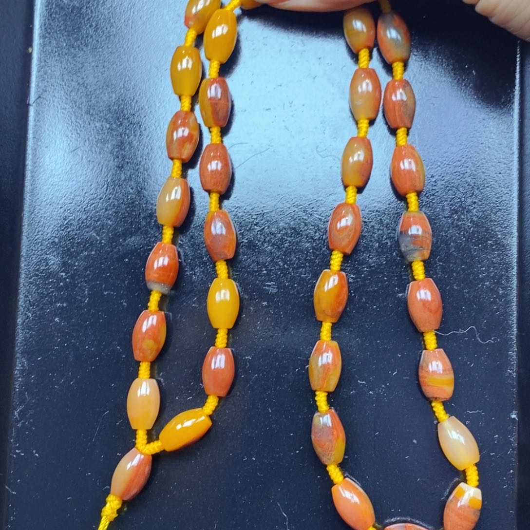 未镶嵌石英质玉（黄龙玉）颈饰