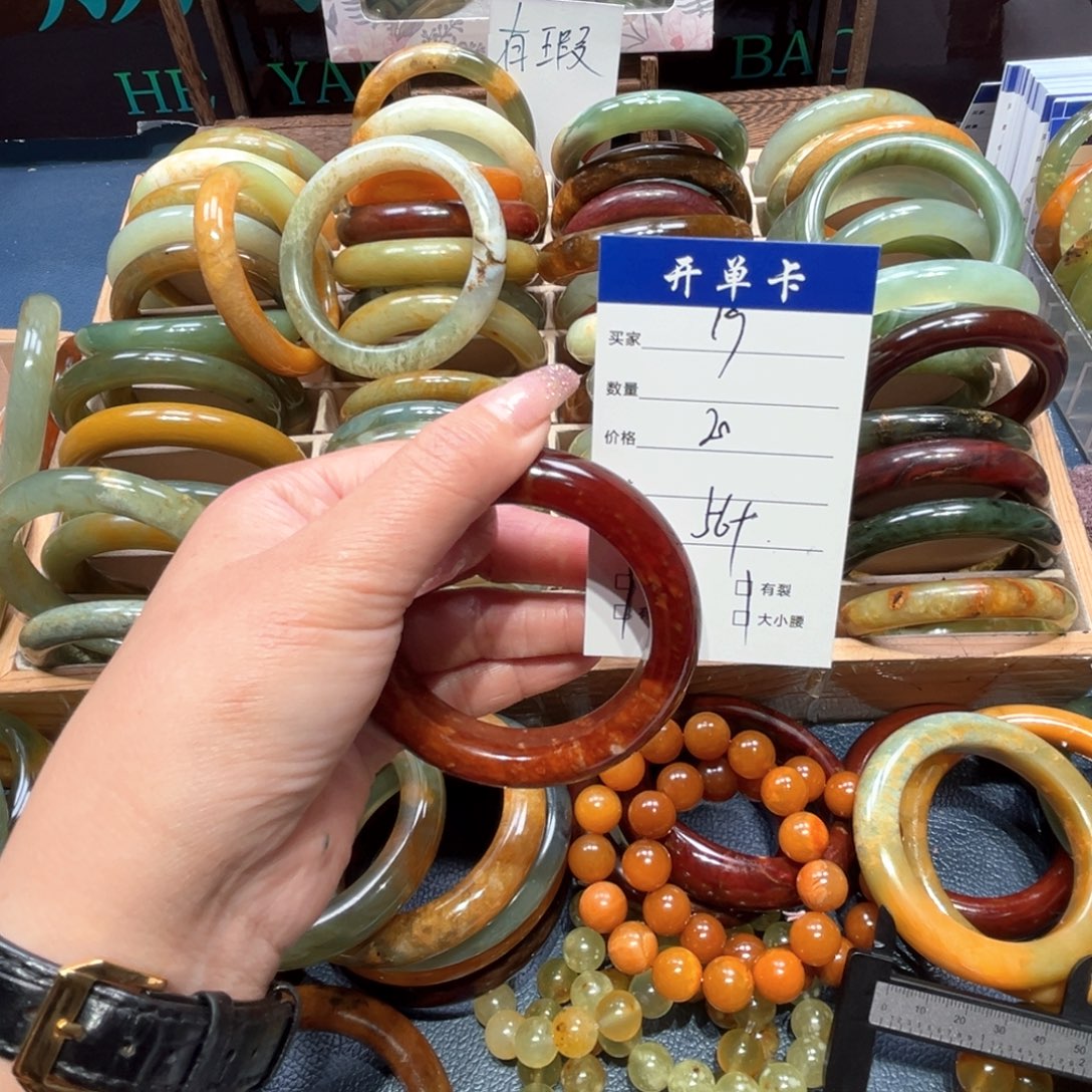 闲***个蛇纹石玉未镶嵌手镯