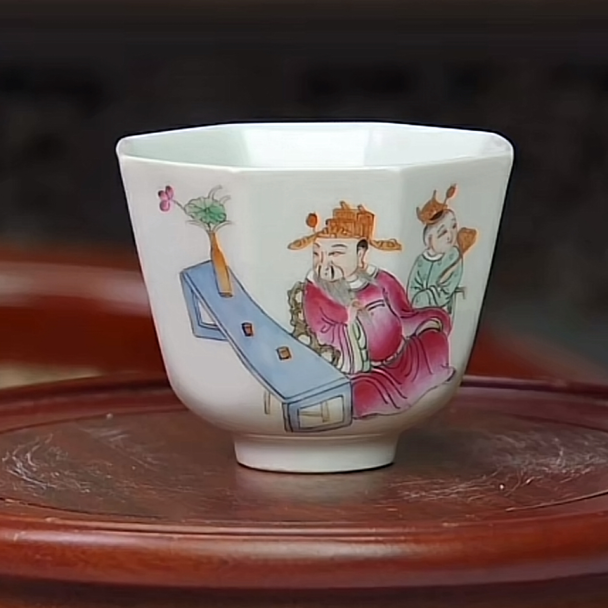 粉彩人物八方杯   高5.6公分 口径6.6公分 全品  