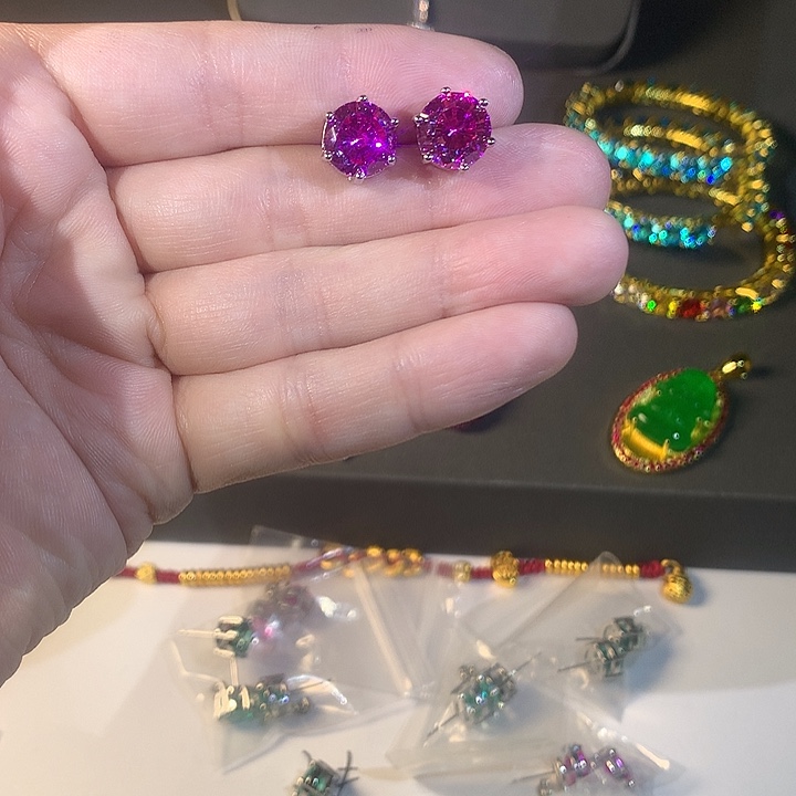 非金属52耳钉。        
