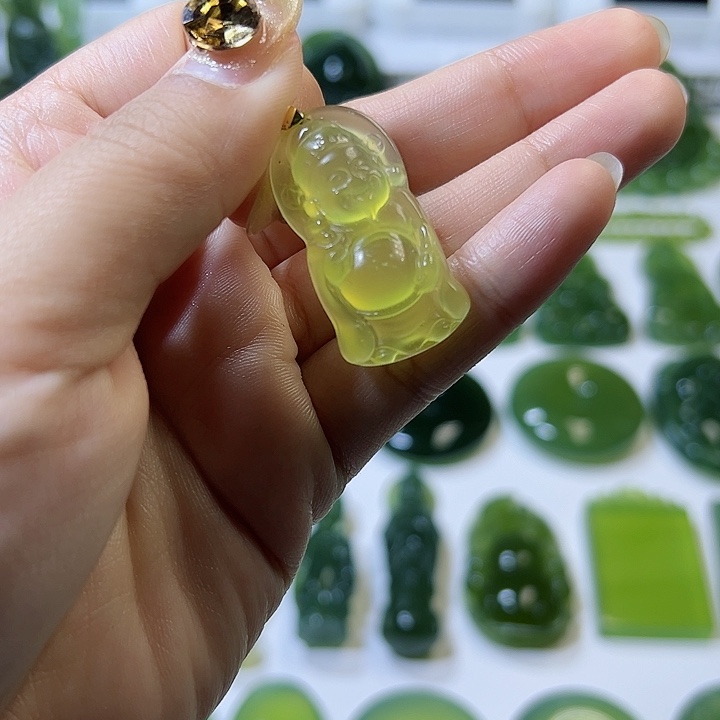 蛇纹石玉颈饰未镶嵌