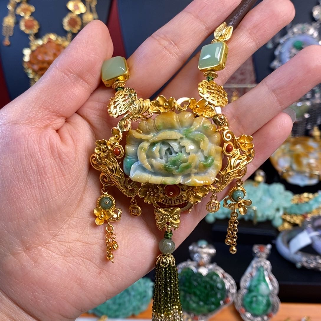 翡翠颈饰银S925镀金镶嵌木*牙吊坠