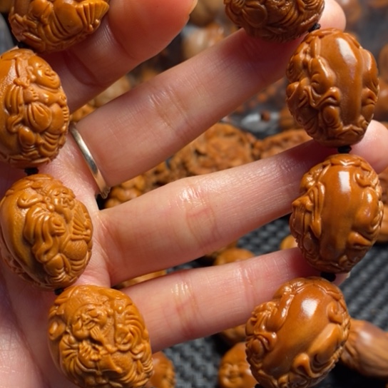 橄榄核吊坠浮雕财迷