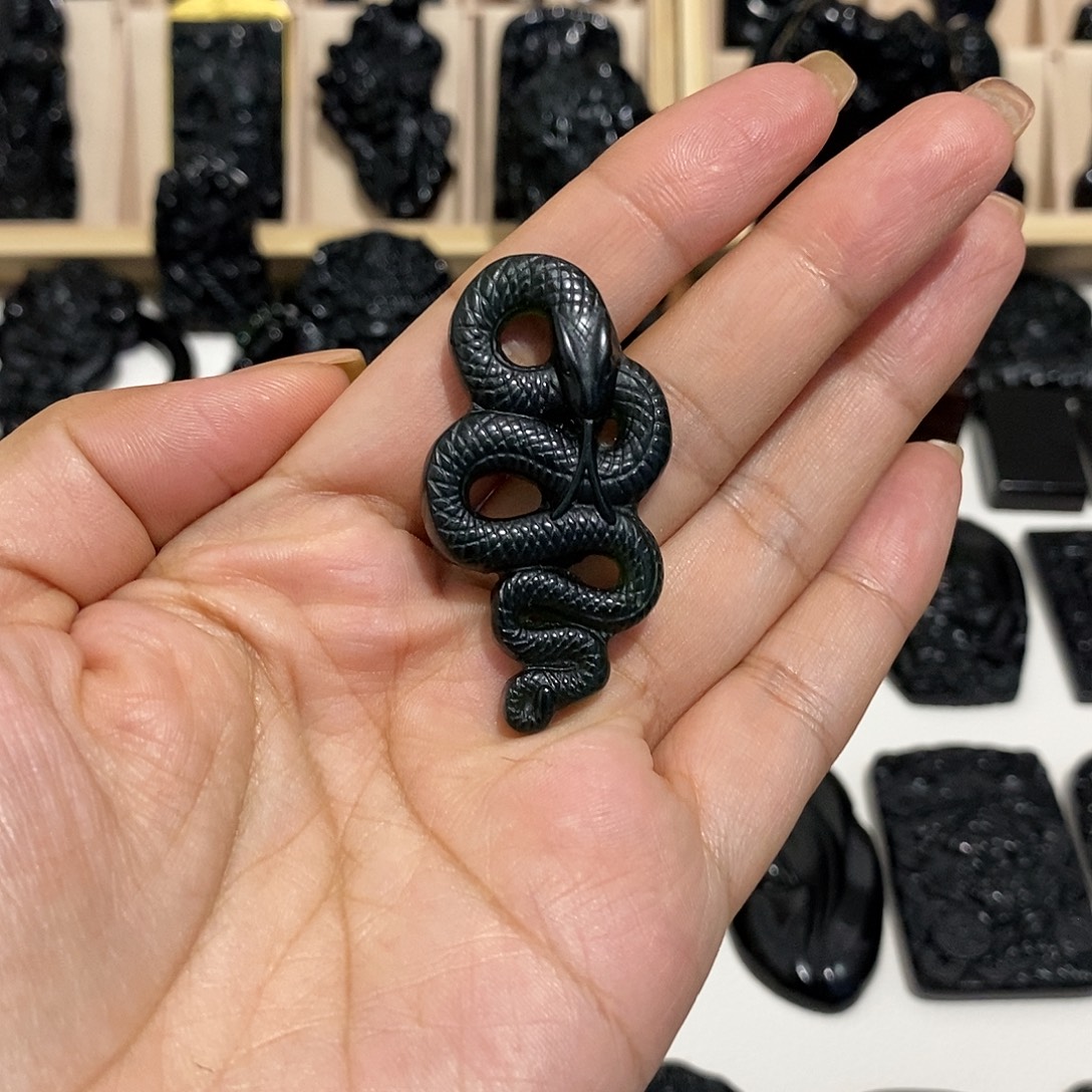 珍****岫玉未镶嵌纯天然岫玉颈饰
