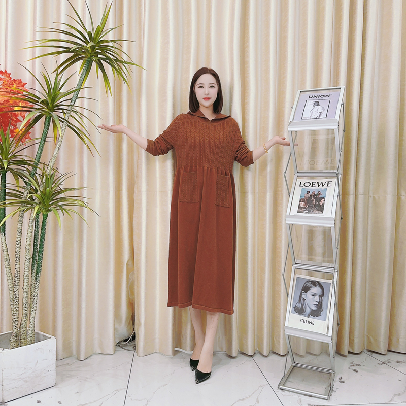 A272咖色连帽百褶设计款气质秋冬轻奢针织连衣裙时尚复古