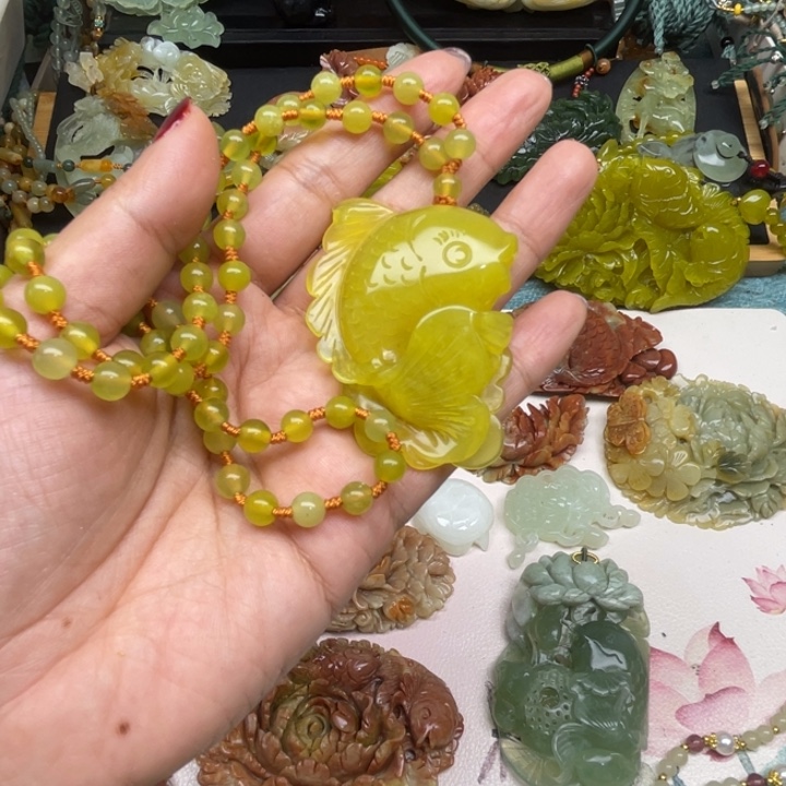 蛇纹石玉未镶嵌颈饰