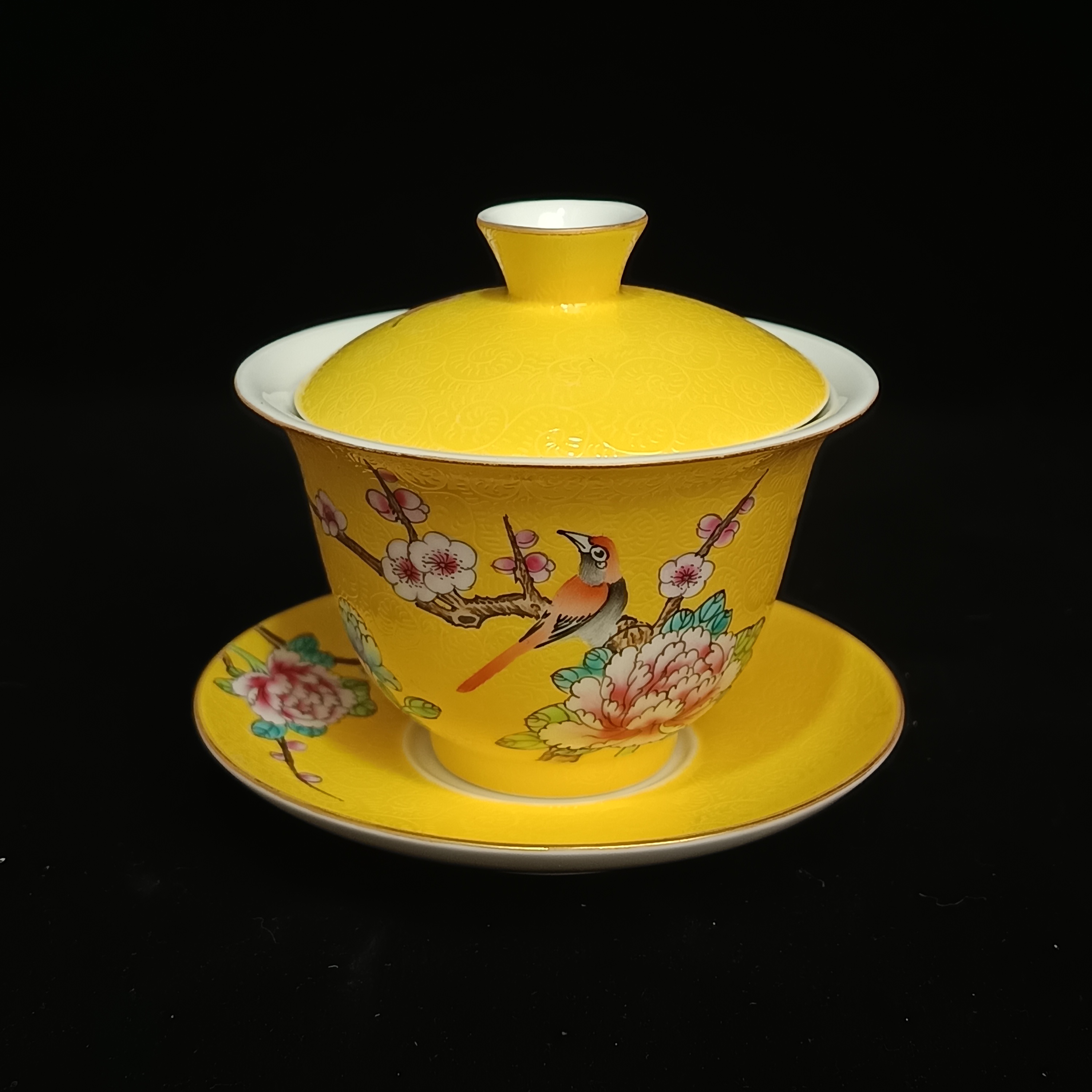 D黄地轧道花卉粉彩花鸟纹三才盖碗