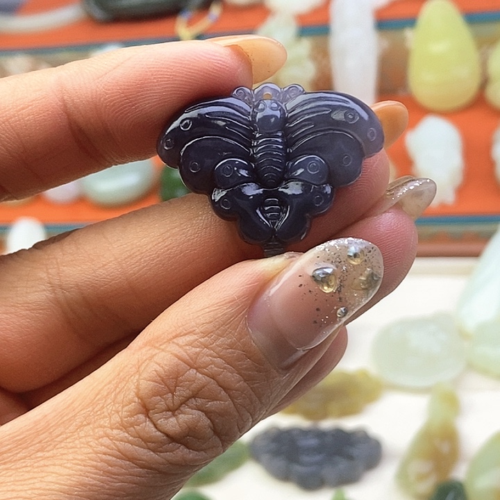 和田玉未镶嵌颈饰蝴蝶