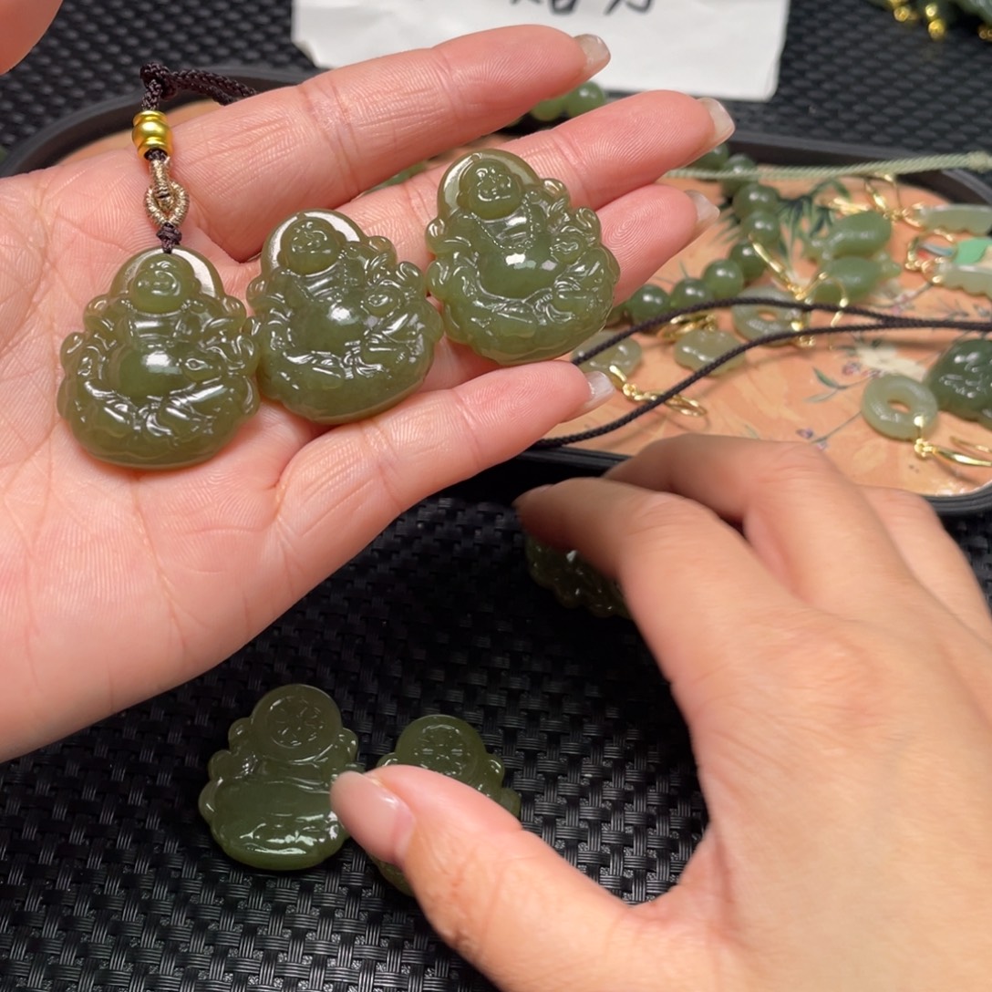 和田玉未镶嵌颈饰蜜糖佛牌