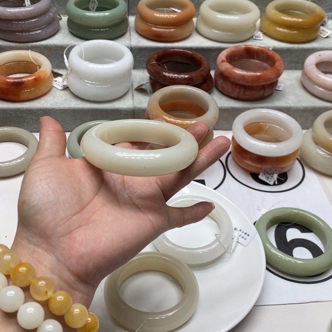 S***像石英质玉未镶嵌手镯