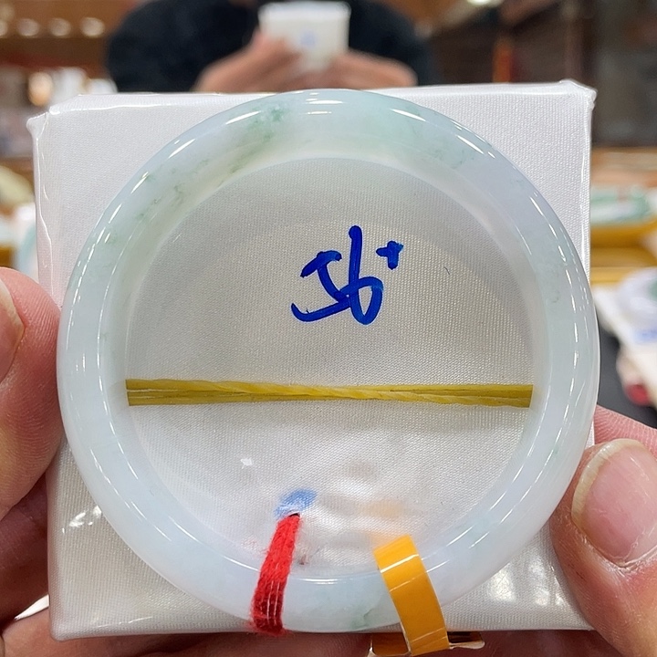 翡翠手镯未镶嵌翡翠