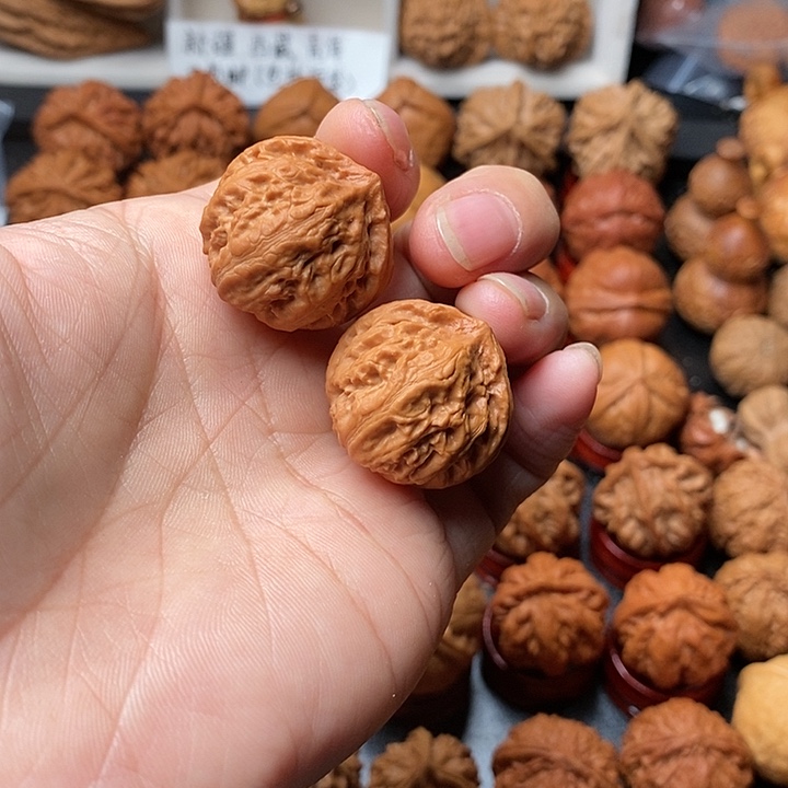 文玩核桃吊坠珊瑚纹